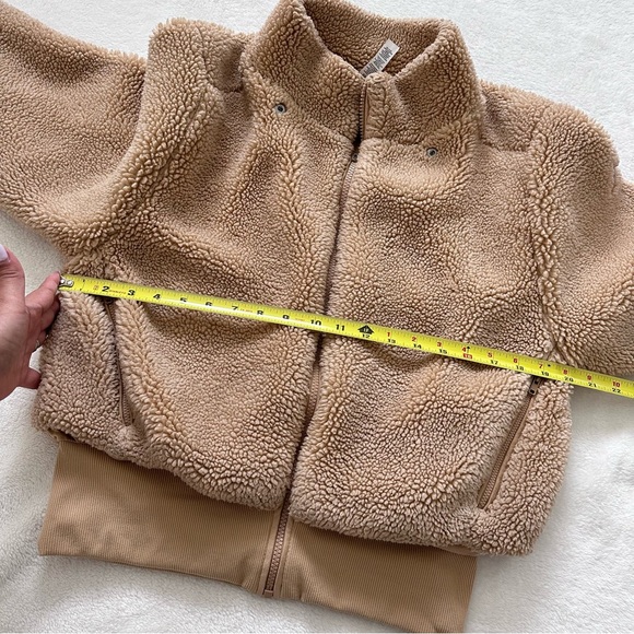 Alo Yoga Foxy Sherpa Jacket in Camel Size Small - Picture 5 of 12